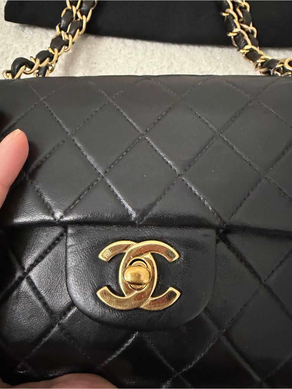 CHANEL Black Quilted Leather Shoulder Bag with Gold Chain SMALL - Picture 5 of 13